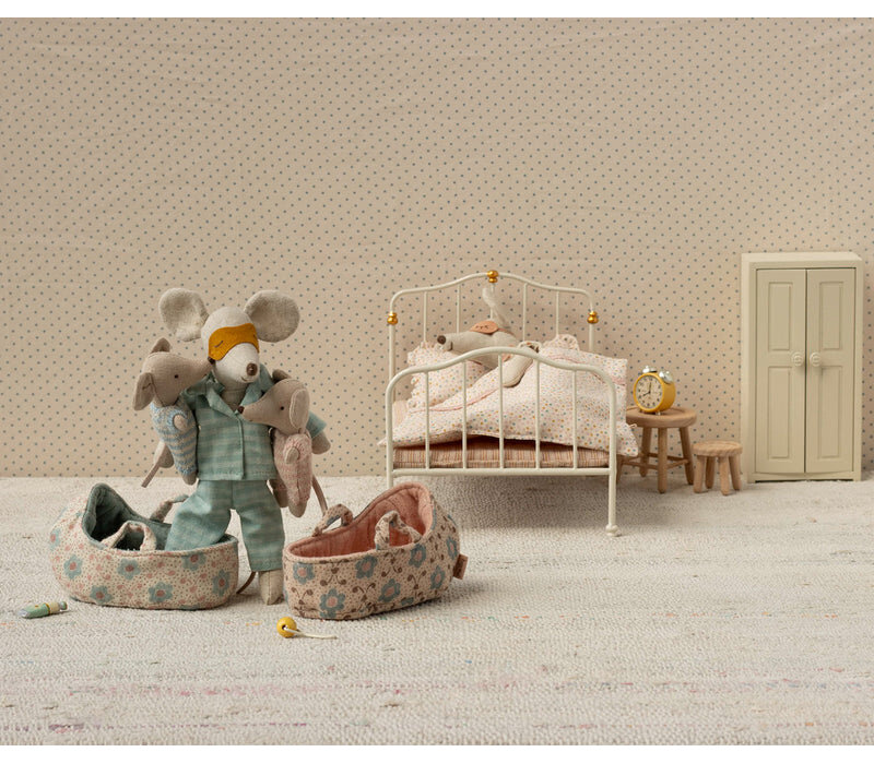 Baby mouse in carry cot: Rose