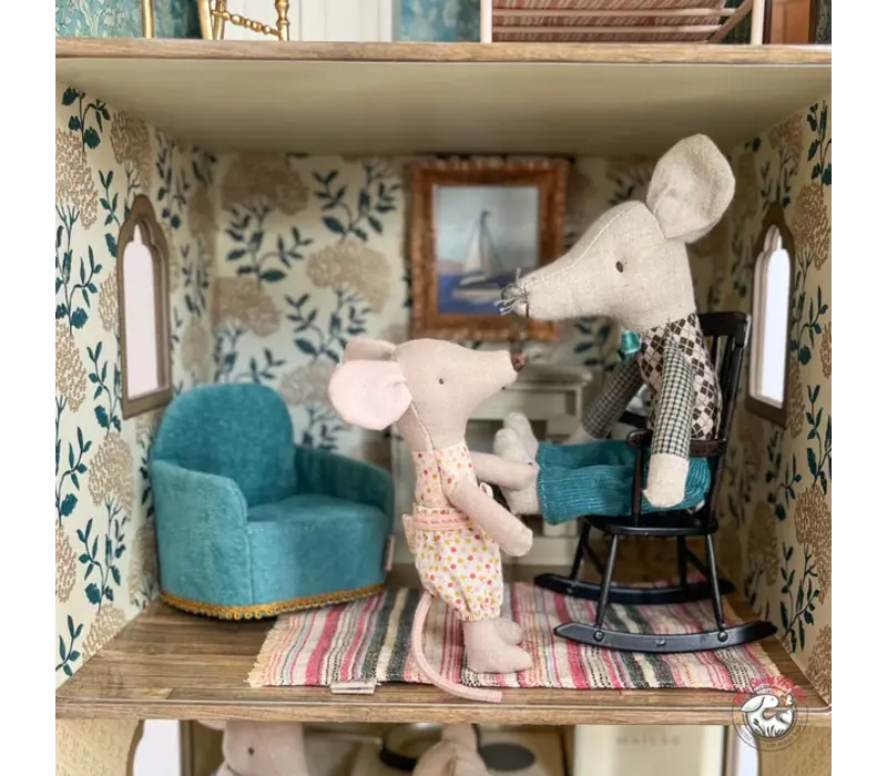 Little sister mouse, matchbox