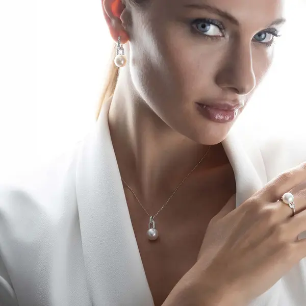 YOKO Jazz 18K Gold Pearl and Diamond Link Pendant
