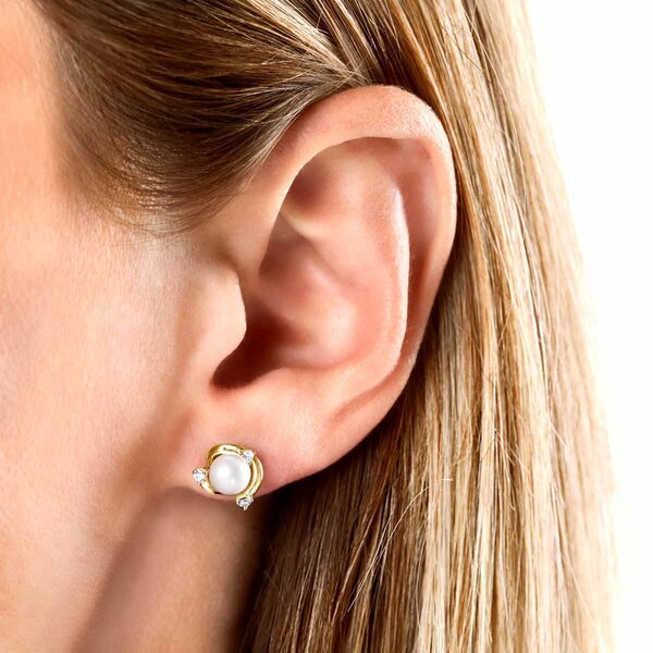 YOKO Trend 18K Gold Freshwater Pearl And Round Diamond Stud Earrings