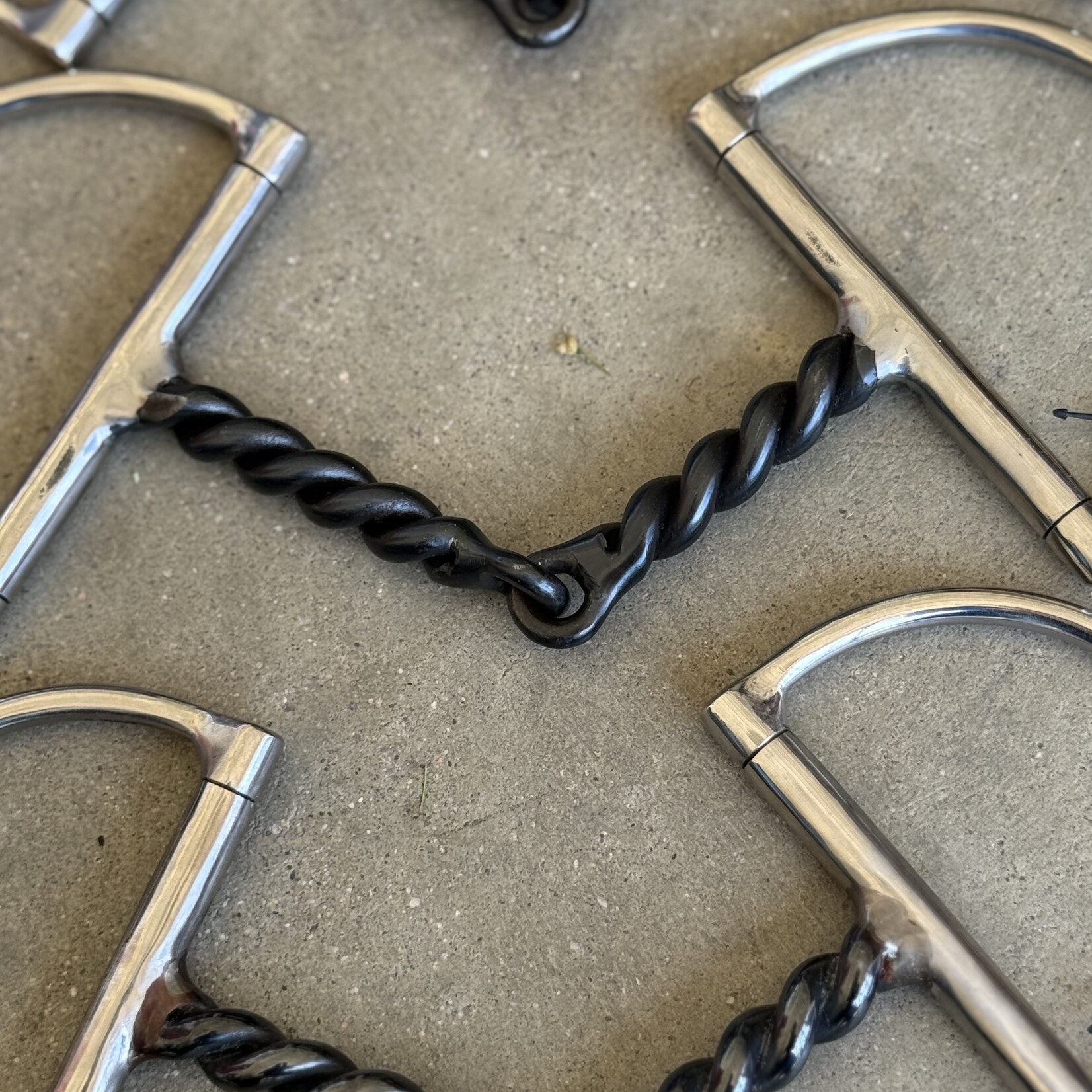 Anademi Anademi Sweet Iron Twisted Wire Dee Ring