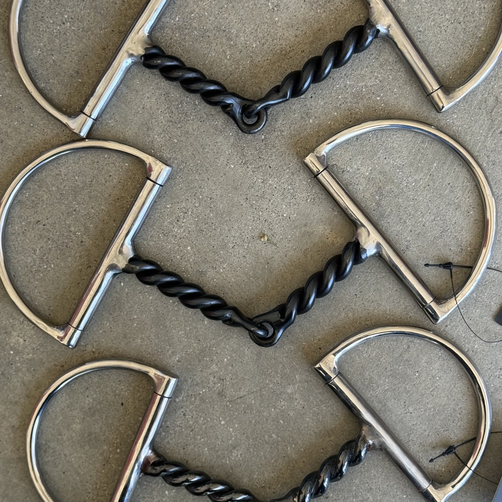 Anademi Anademi Sweet Iron Twisted Wire Dee Ring