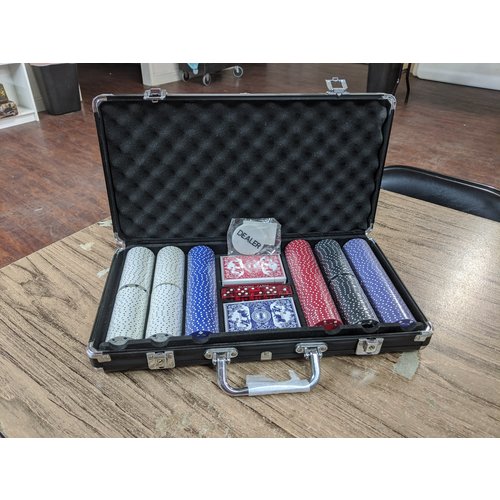CHH QUALITY PRODUCTS POKER CHIP SET 300 11G SUITED in BLACK CASE CHH QUALITY PRODUCTS POKER CHIP SET 300 11G SUITED in BLACK CASE
