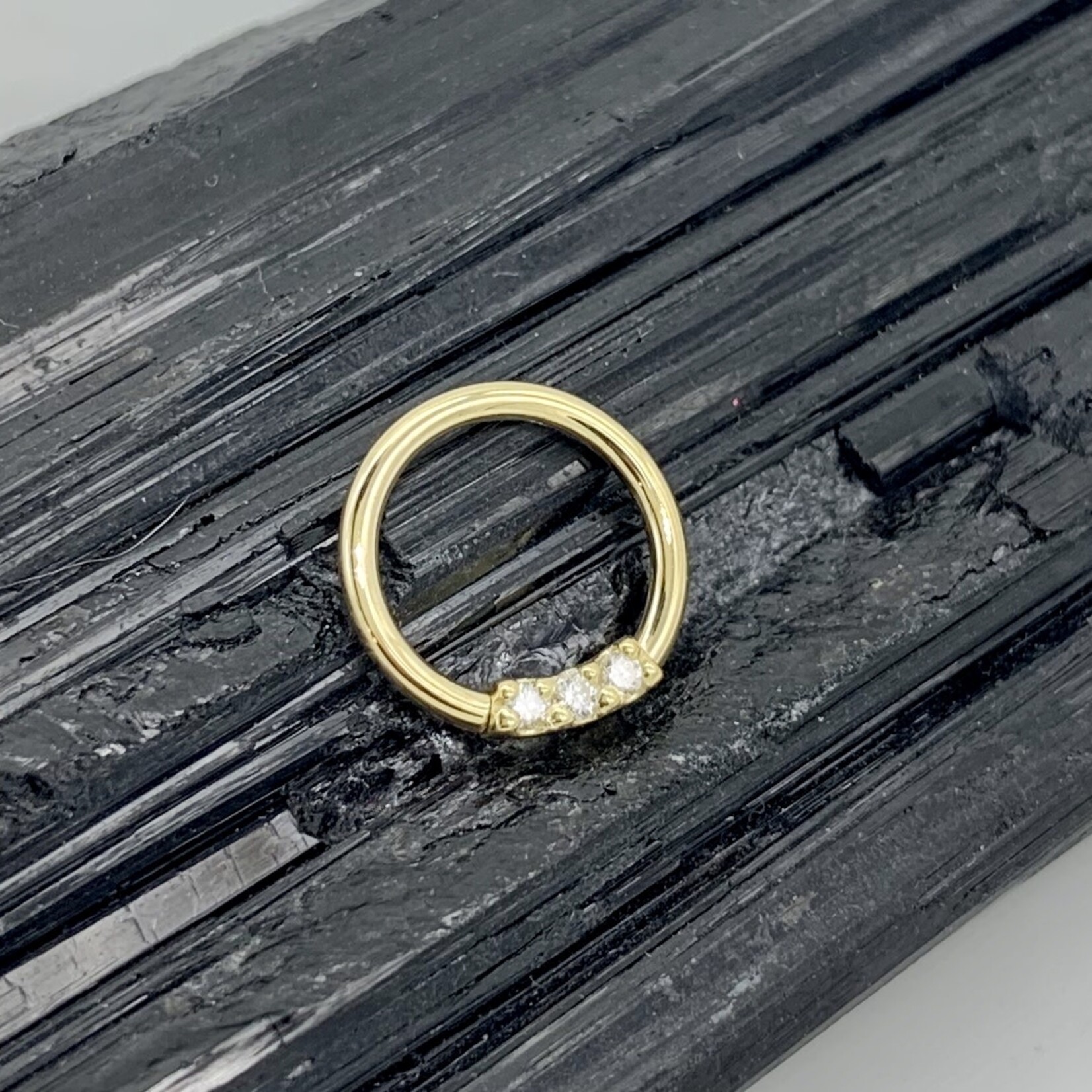 BVLA BVLA 16g "Blaze 3" seam ring with 3x 1.5 VS1 diamonds