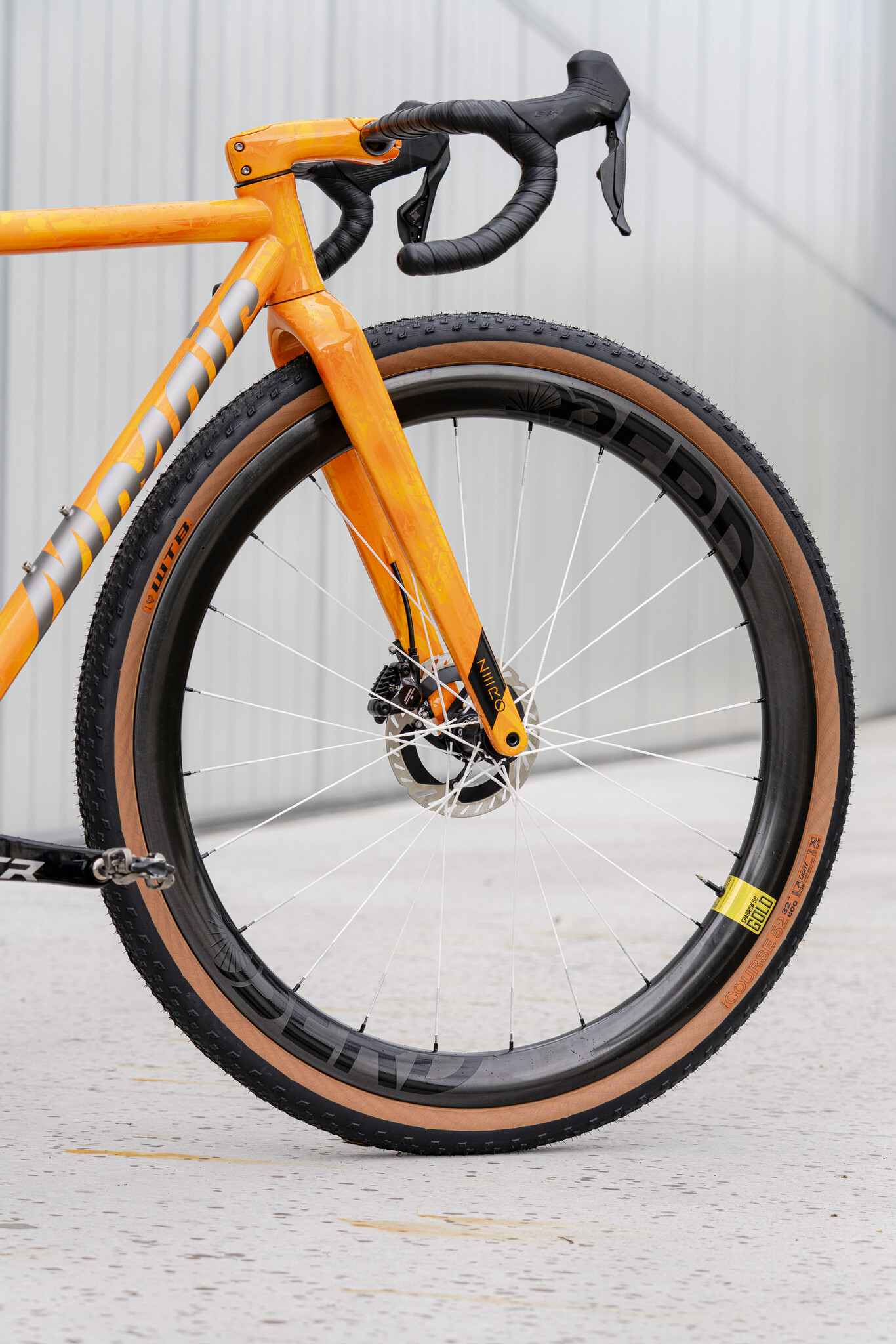 Mosaic GT i55 32 front wheel, 32-inch gravel tire and in-house Mosaic Zero Components fork