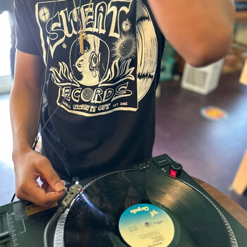 Shirt Sweat x Kelly Breez Tee