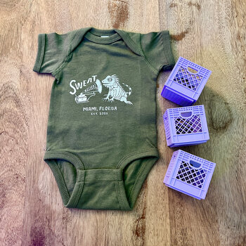 Shirt Sweat x Beatriz Monteavaro "Iguana" Olive Baby Onesie