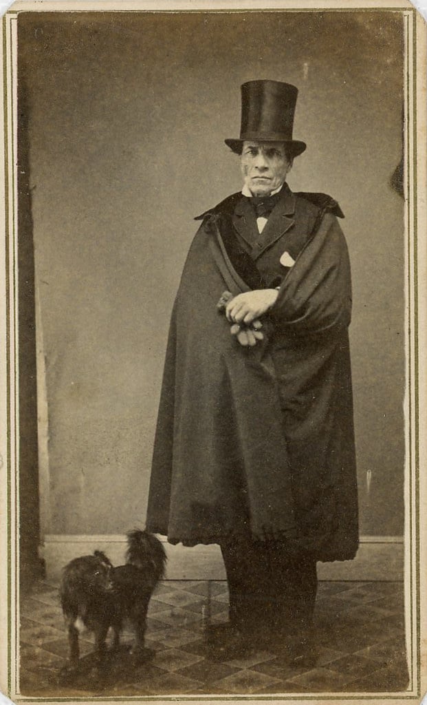 Photographie ancienne d'un gentillhomme en tenue d'opéra avec cape et haut-de-forme