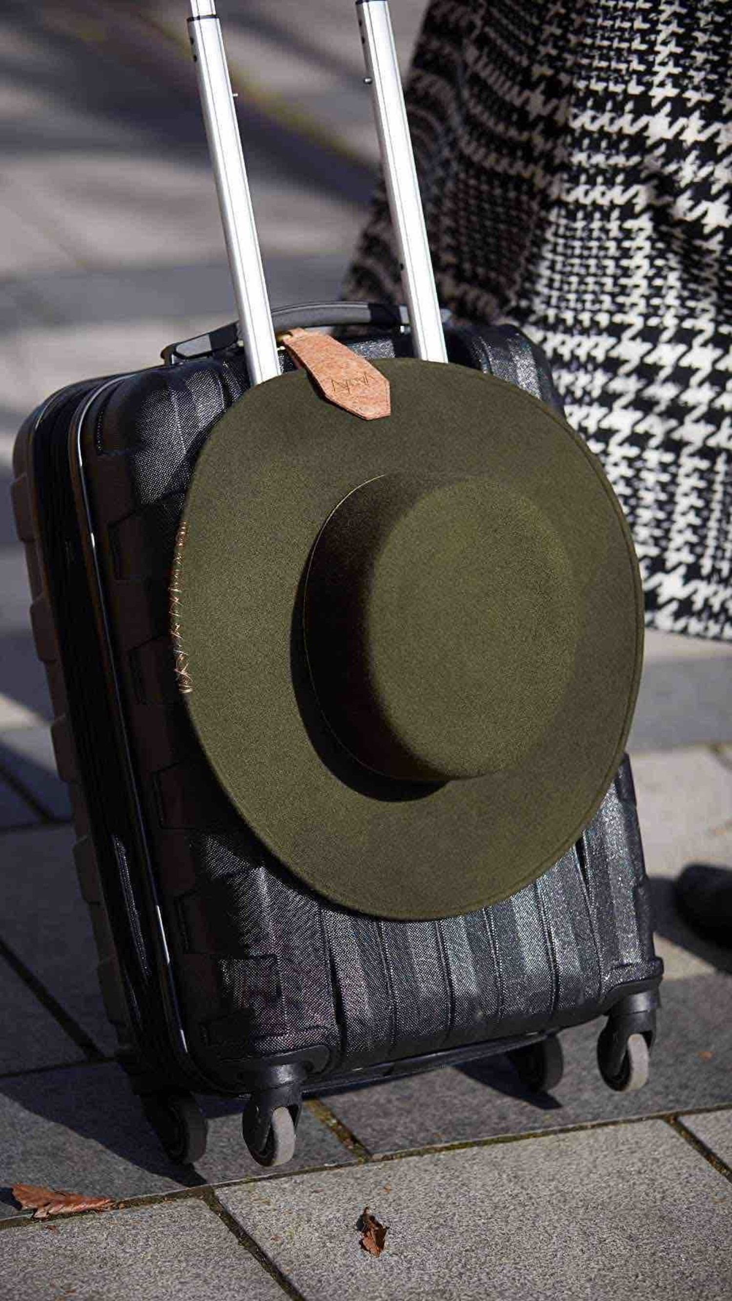 Magnetic Hat Holder -  Canada