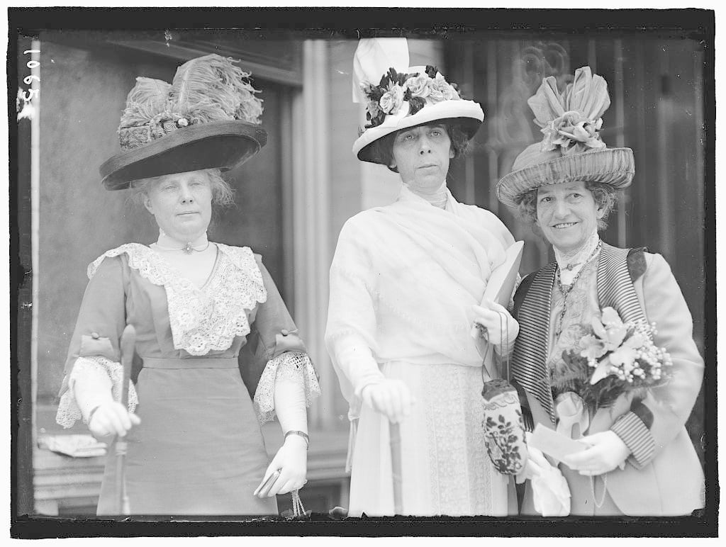 Photographie noir et blanc de trois dames des années 1900 oirtant de beaux chapeaux