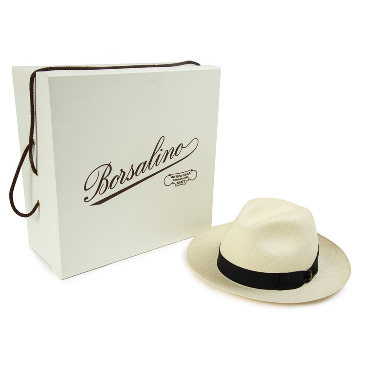 Chapeau de luxe en paille Panama blanc avec ruban noir Alexander de Borsalino à côté de sa boîte à chapeau exclusive