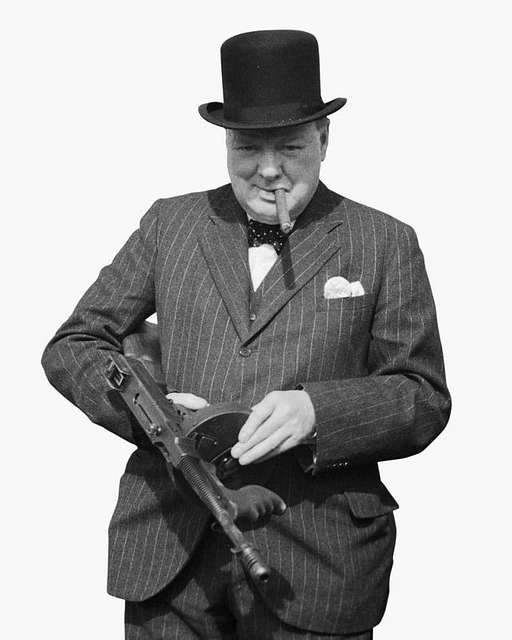 Sir Winston Churchill tenant une mitraillette et fumant un cigare portant un costume à rayures et un chapeau haut-de-forme