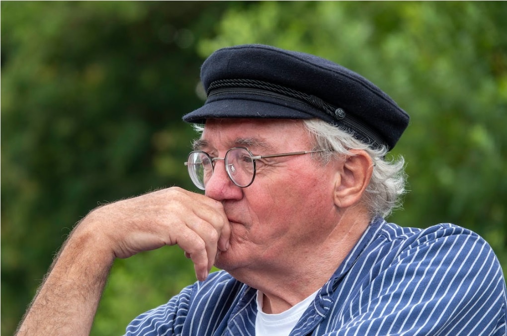Homme âgé portant des lunettes et une casquette de pêcheur breton