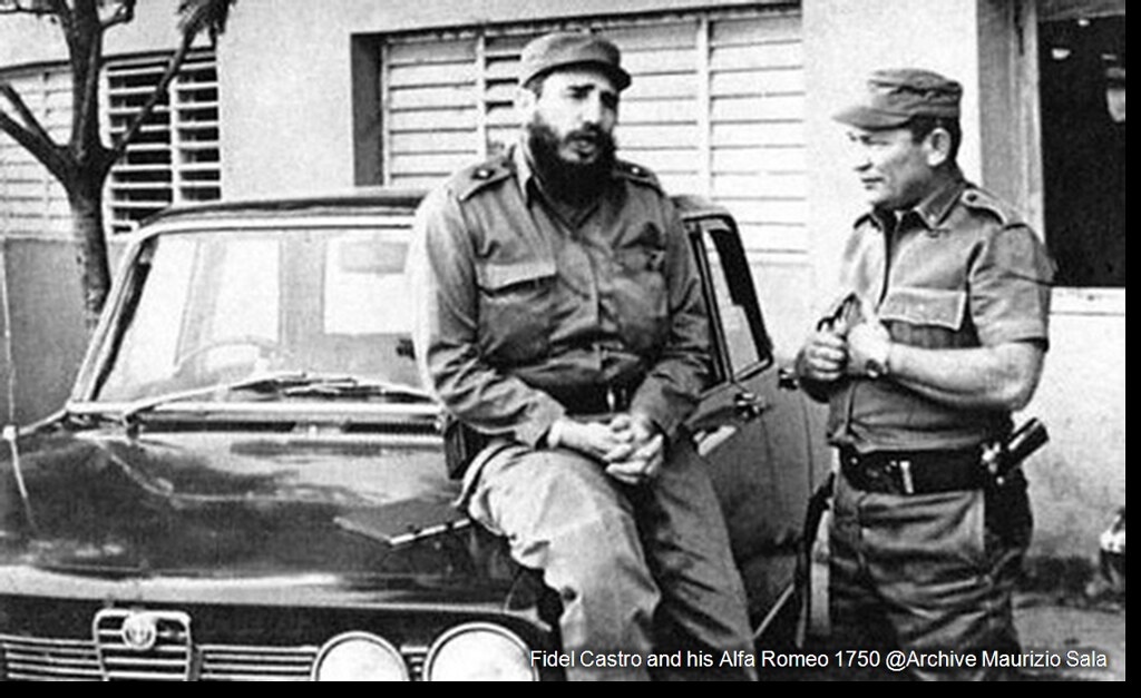 Fidel Castro assis sur une Alfa Romeo et son assistant tous deux portant une casquette militaire