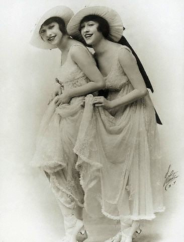 Deux femmes heureuses portant des robes blanches et des chapeaux dans les années 1910