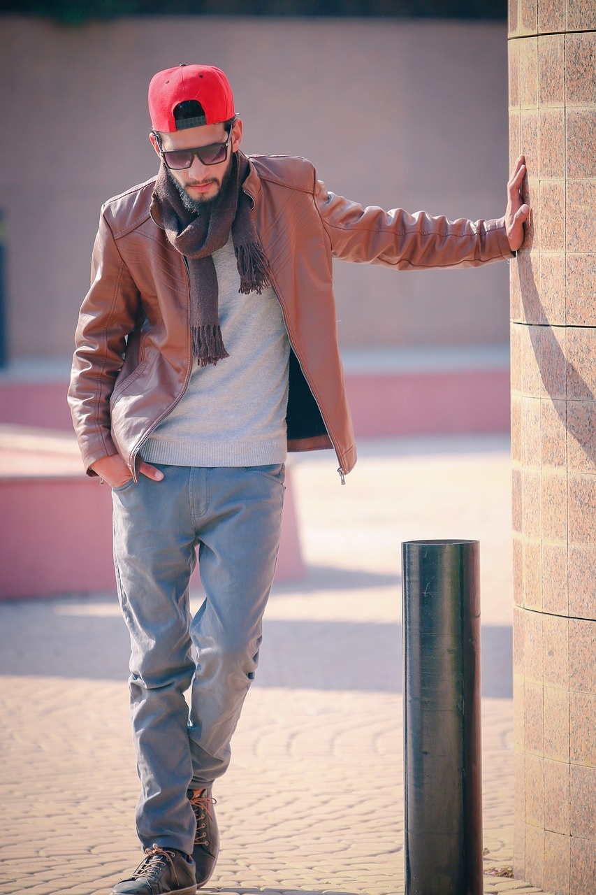 homme cool portant une casquette