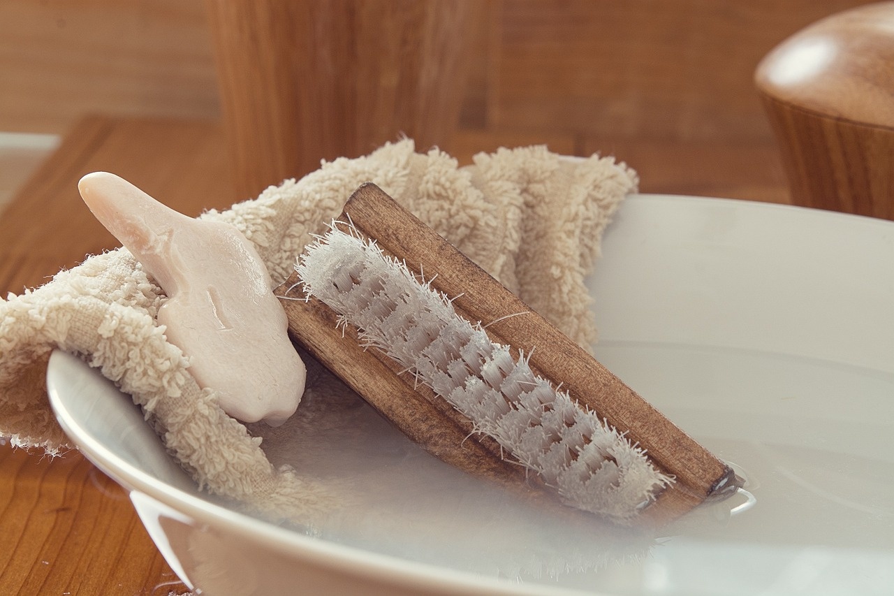 De l'eau tiède, du savon doux, et un brosse à poils souples