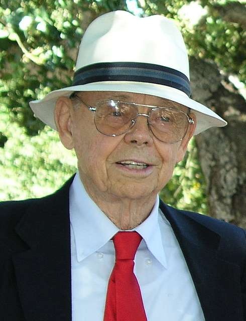 Homme avec un chapeau Panama