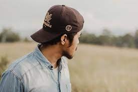 Man wearing Snapback cap with vintage logo