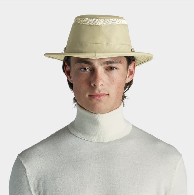 Homme tout en blanc avec un chapeau Tilley