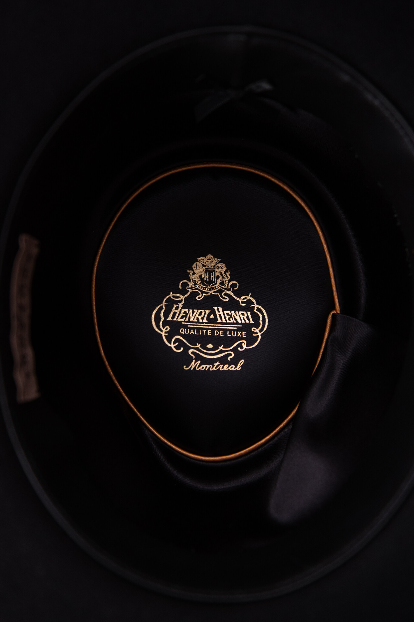 Doublure noire en satin avec écriture Henri Henri en doré