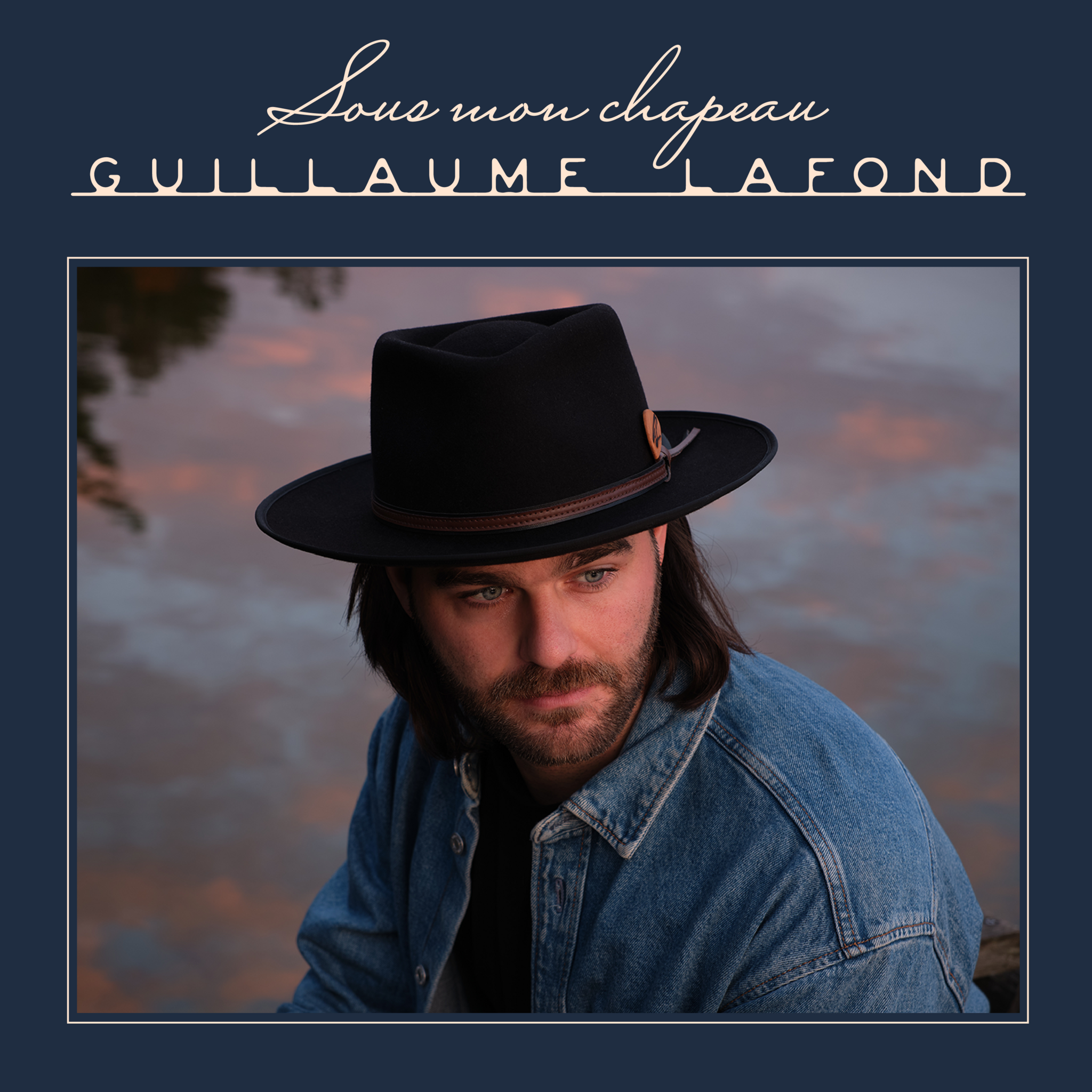 Album du chanteur Guillaume Lafind portant son chapeau Henri Henri sure mesure