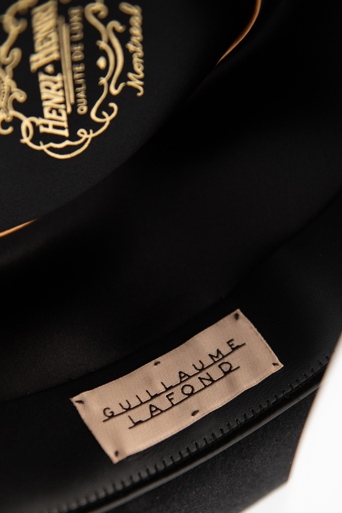 Étiquette et doublure à l'intérieur du chapeau