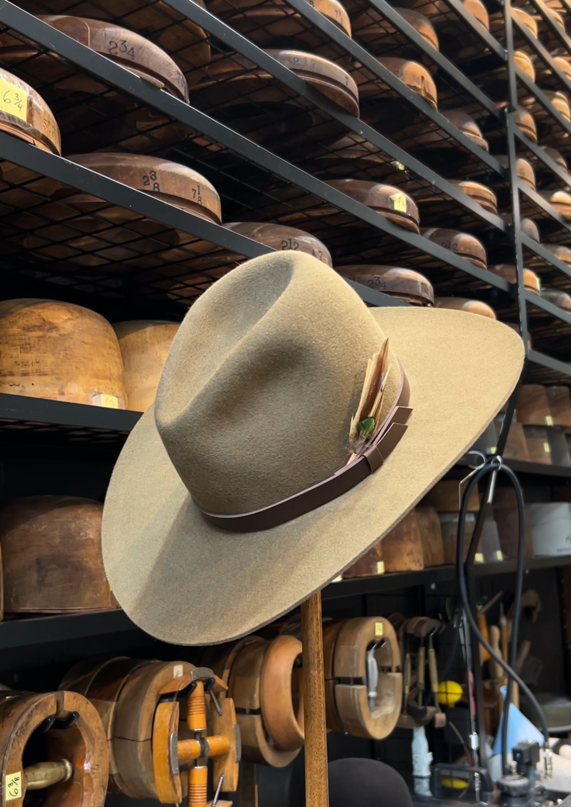 Chapeau de cowboy olive avec plume et bande de cuir