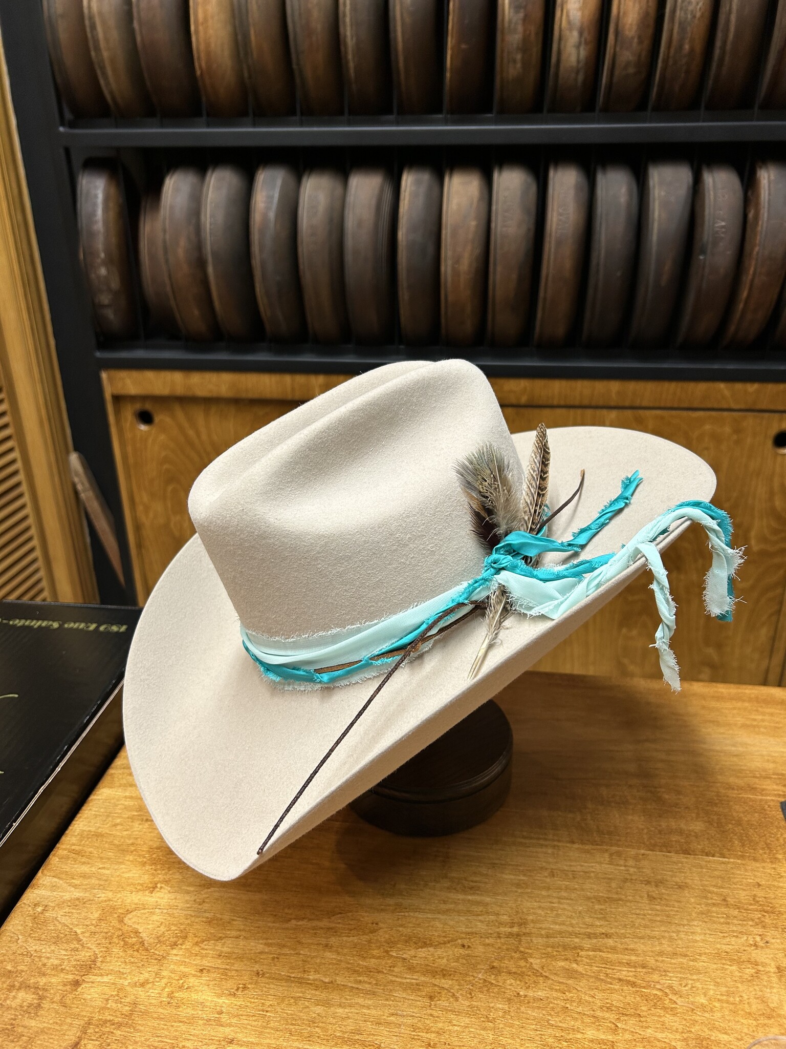 	Choose file Custom Corral Stetson silversand bande bleue personalisé cowboy hat.jpg