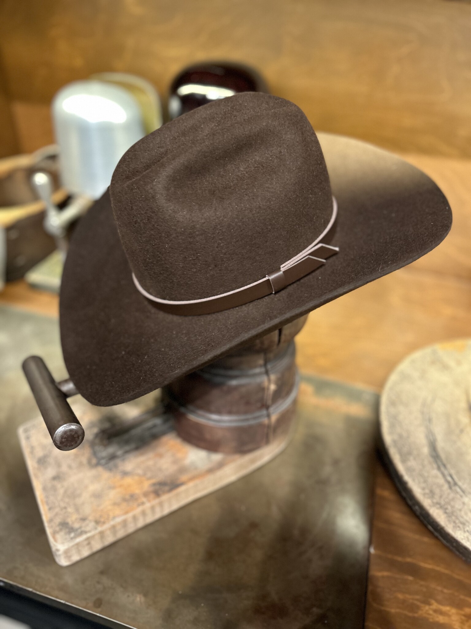 Chapeau de cowboy brun sur mesure