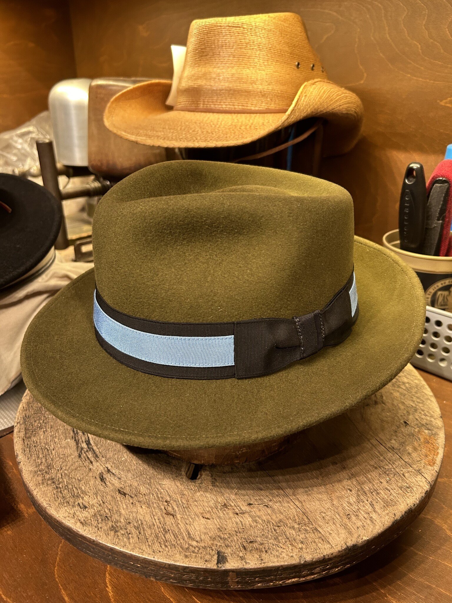 Fedora vert bande bleue sur mesure
