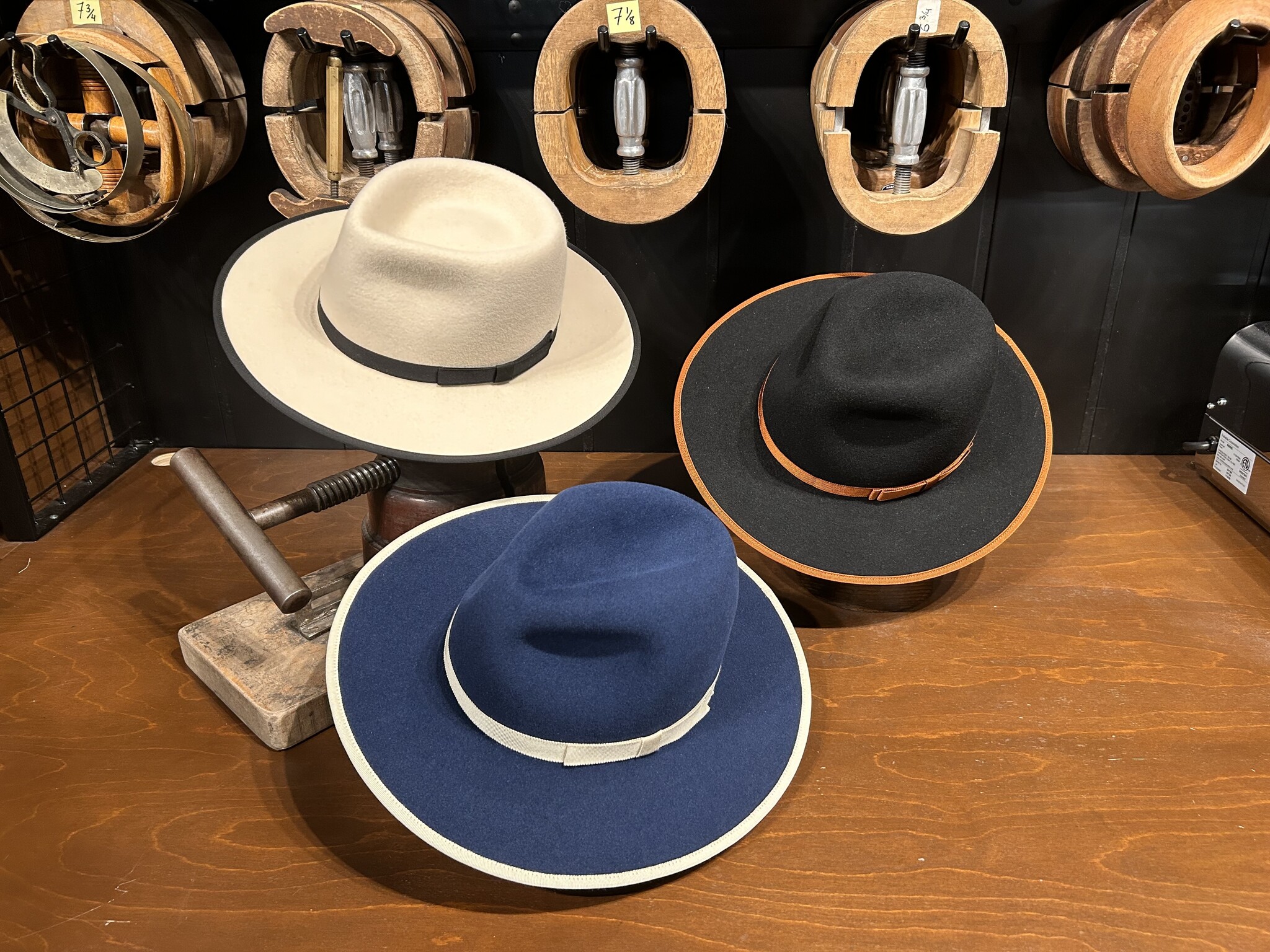 	large samuel 3 custom hats flat brim fedora sur mesure noir silverbelly bleu.jpg