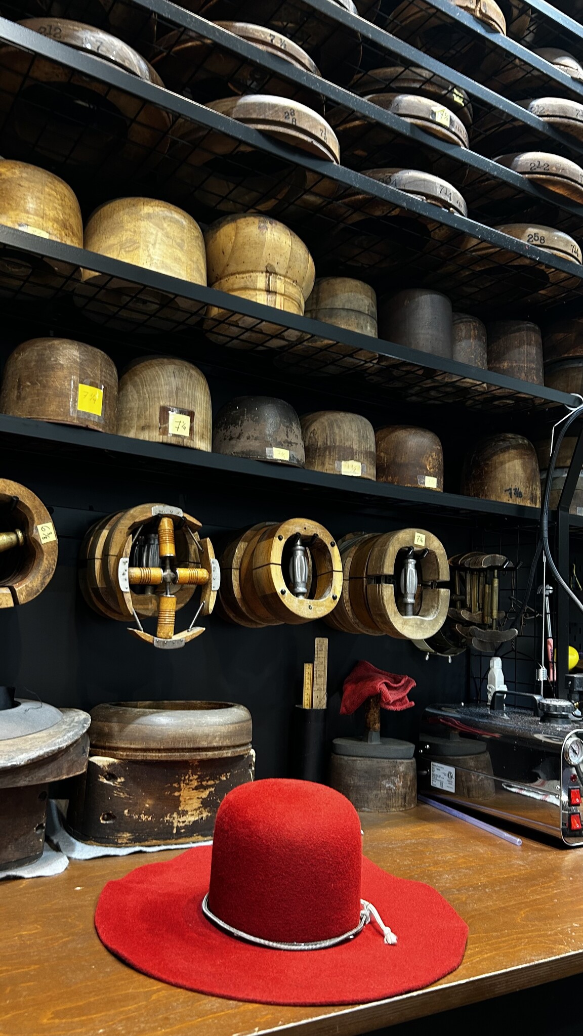 Capeline rouge custom sur mesure cowboy atelier