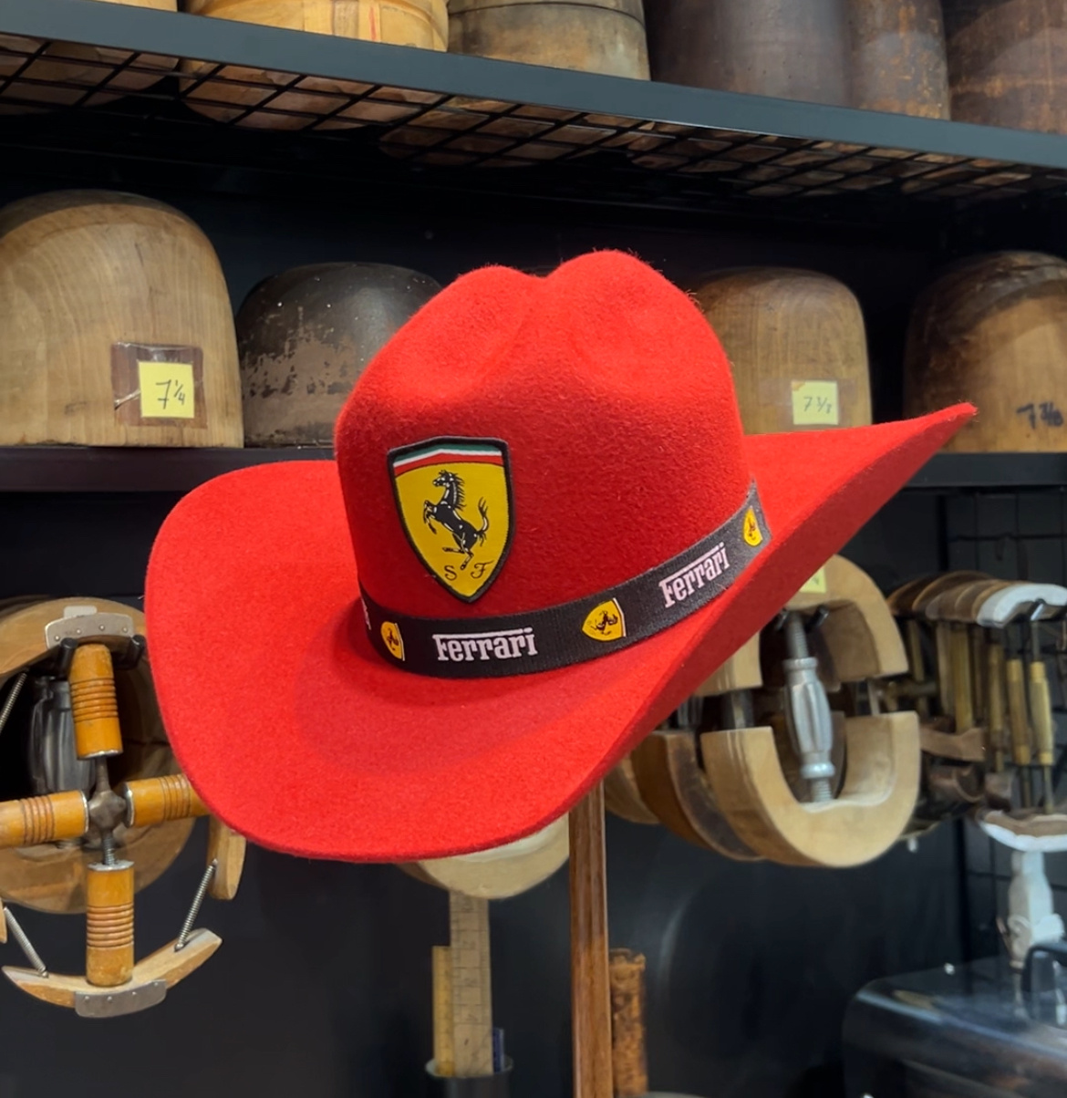Custom Sur mesure rouge red cowboy western ferrari