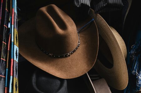 Les Différents Matériaux de Chapeaux : Guide Complet des Feutres, Pailles et Tissus