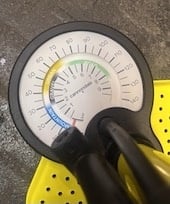 À quelle pression gonfler mes pneus ? Guide complet route + gravel (2026)