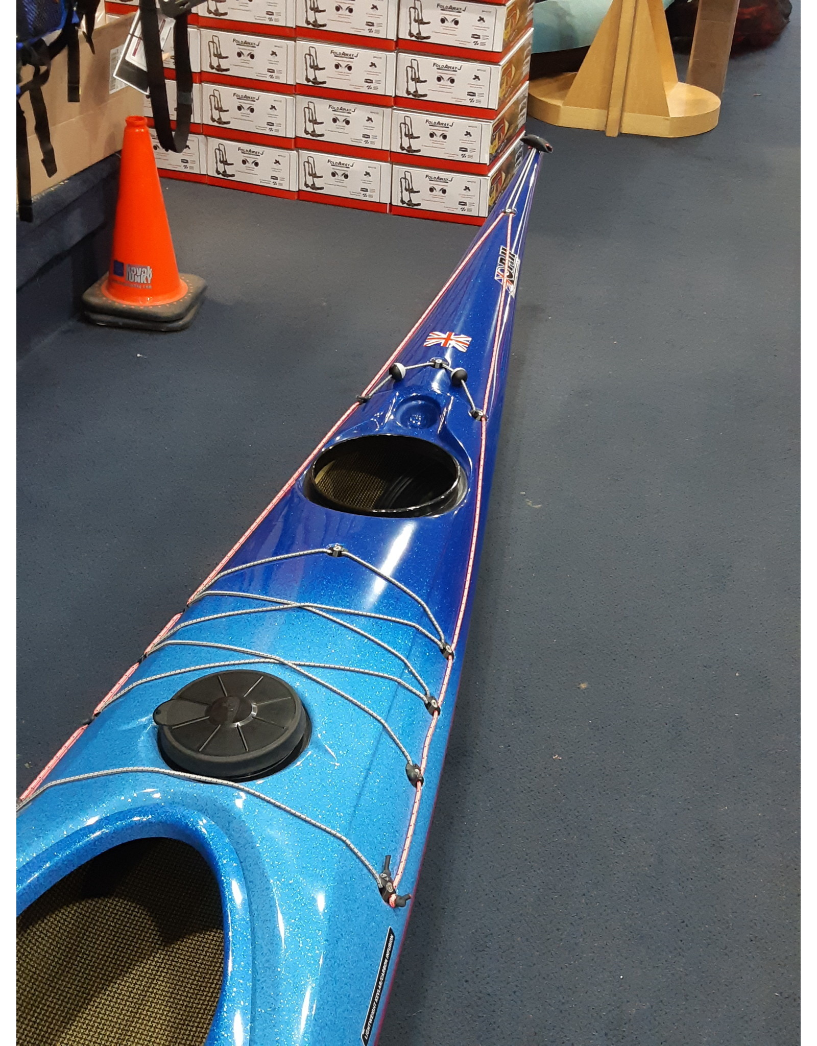 P&H Custom Sea Kayaks P&H kayak Cetus LV Lightweight Kevlar/Carbone Dégrader Métallique Bleu à Fushia/Blanc/Fushia
