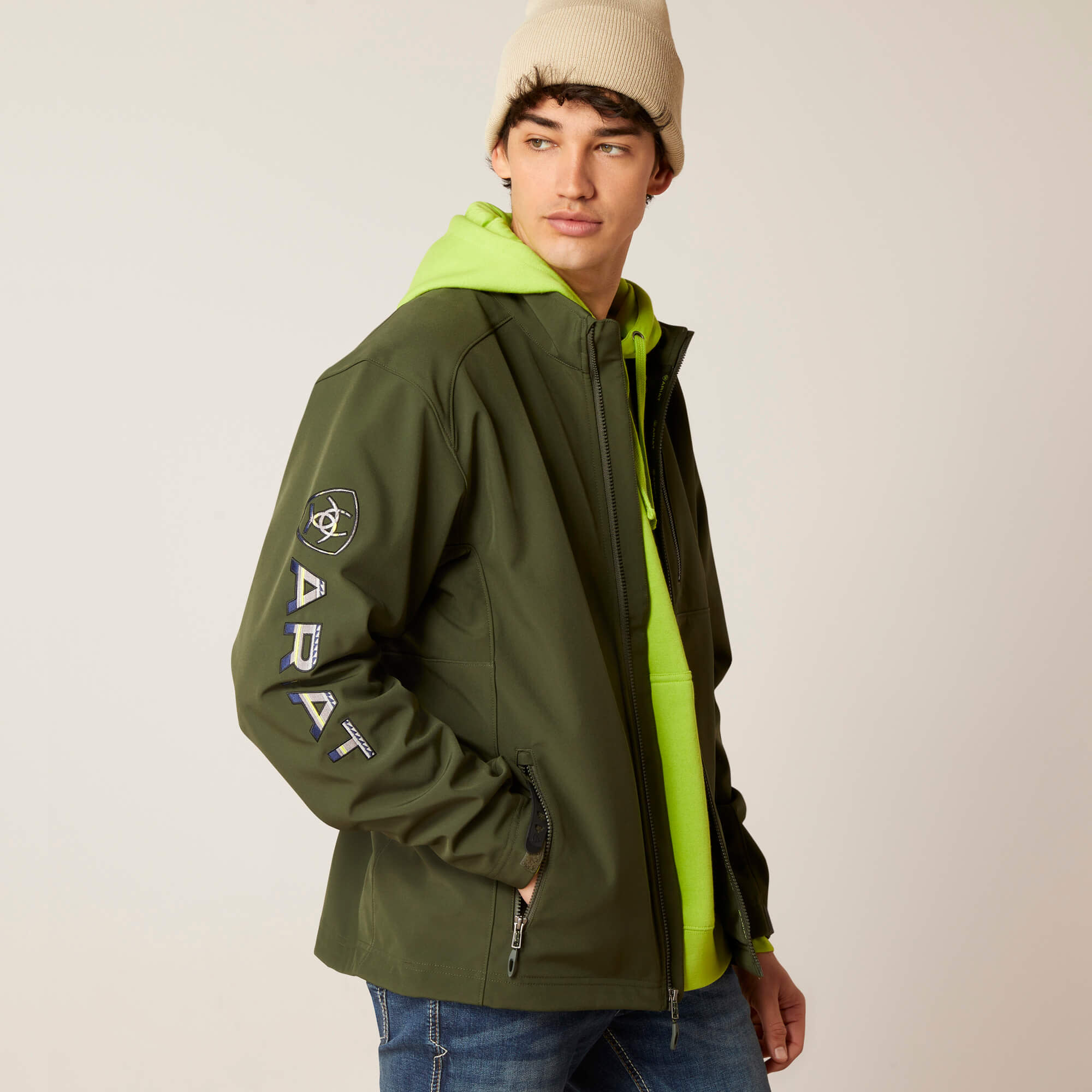 Ariat Logo 2.0 Softsheel Jacket - Duffle Bag - D&R Boutique équestre inc