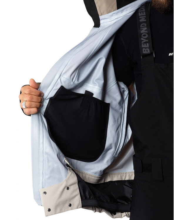 BEYOND MEDALS TECH JACKET LIGHT BEIGE 2025
