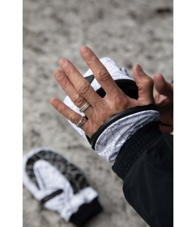 DEATHGRIP GHOUL MITT WEB 2026