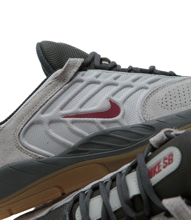 NIKE SB MENS VERTEBRAE SHOE LIGHT SMOKE GREY/DARK TEAM RED