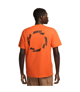 NIKE SB NIKE SB MENS WHEEL SHORT SLEEVE TEE (819) ORANGE