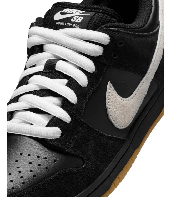 NIKE SB DUNK LOW PRO SHOE (003) BLACK/WHITE-BLACK-GUM LIGHT BROWN