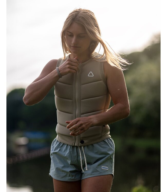 FOLLOW WOMENS CORP VEST SAND 2026
