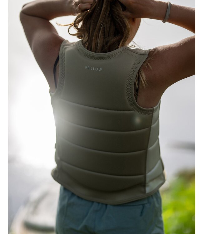 FOLLOW WOMENS CORP VEST SAND 2026