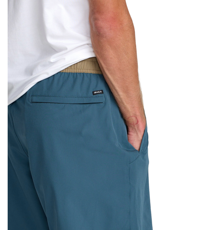 RVCA MENS YOGGER STRETCH 17 SHORT DUCK BLUE