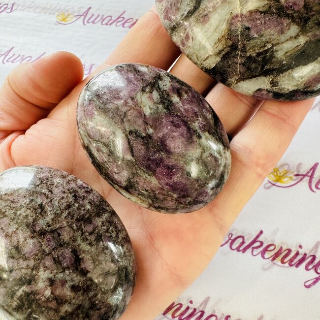 Red Spinel Palm Pillow Stone