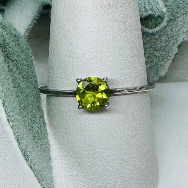 Peridot Ring - Size 10 Round Faceted Prong Claw Set - Sterling Silver