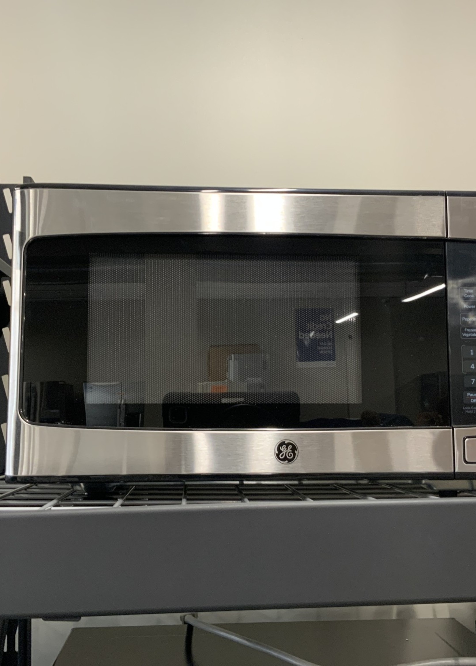 GE GE 1.1 Cu. Ft. Capacity Countertop Microwave Oven