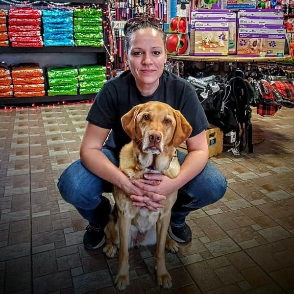 Rachelle et Luna, la labrador de la boutique